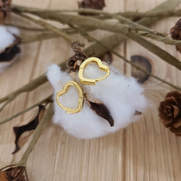 💛💛NEW💛💛SO CUTE!! Heart Huggie Hoop Earrings in GOLD Plating 💛💛 - Picture 7 of 16